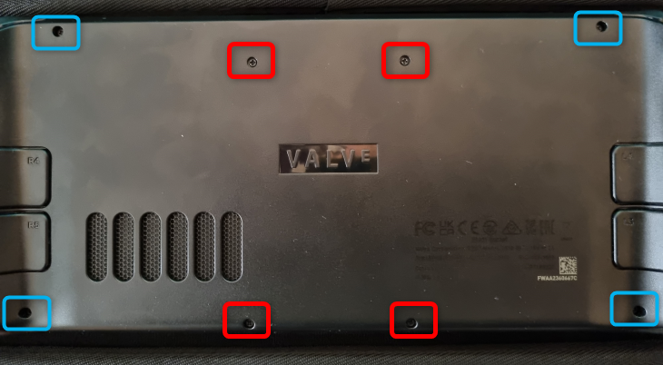 Снимите восемь винтов задней крышки; не путайте короткие и длинные винты