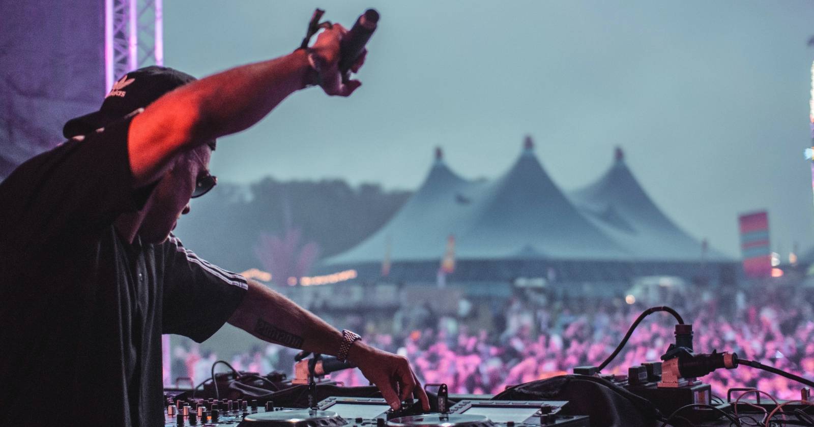 DJ на фестивале Coachella, диджей у большой сцены ночью