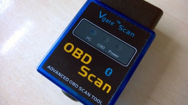 Bluetooth OBD2-адаптер, подключаемый к порту автомобиля