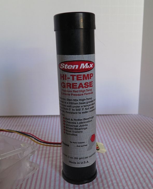 Смазанная ось вентилятора на столе