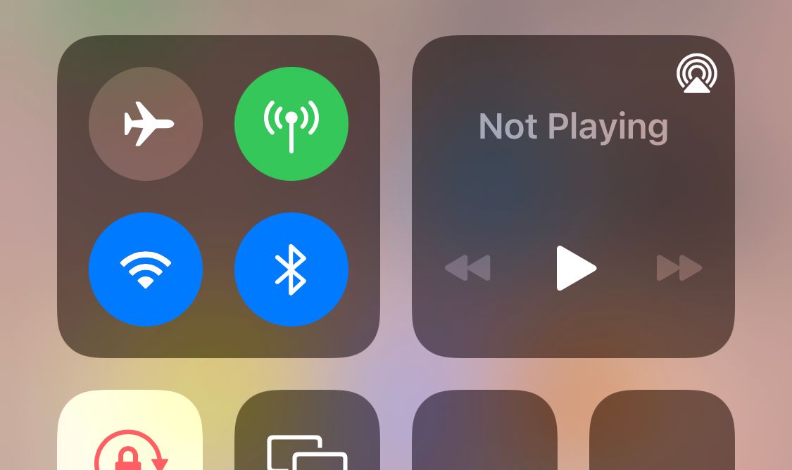 Меню AirPlay на iPhone (Кнопка «Дублирование экрана»)
