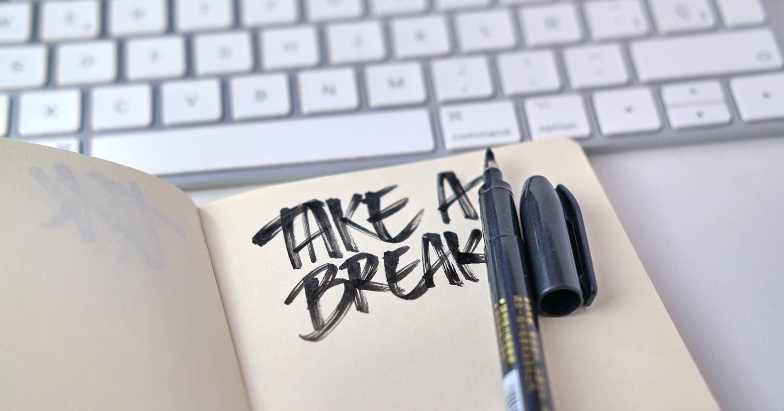 Человек делает перерыв по технике Помодоро, чашка и таймер на столе