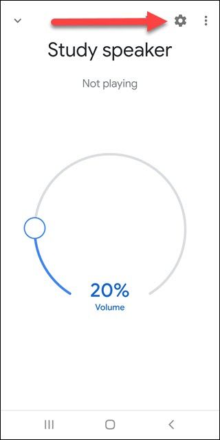Экран устройства Google Home с указателем на иконку настроек
