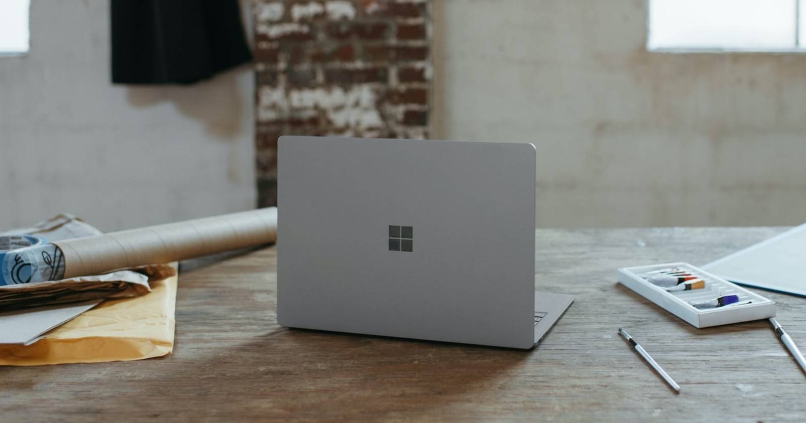 Surface-Laptop auf einem Holztisch