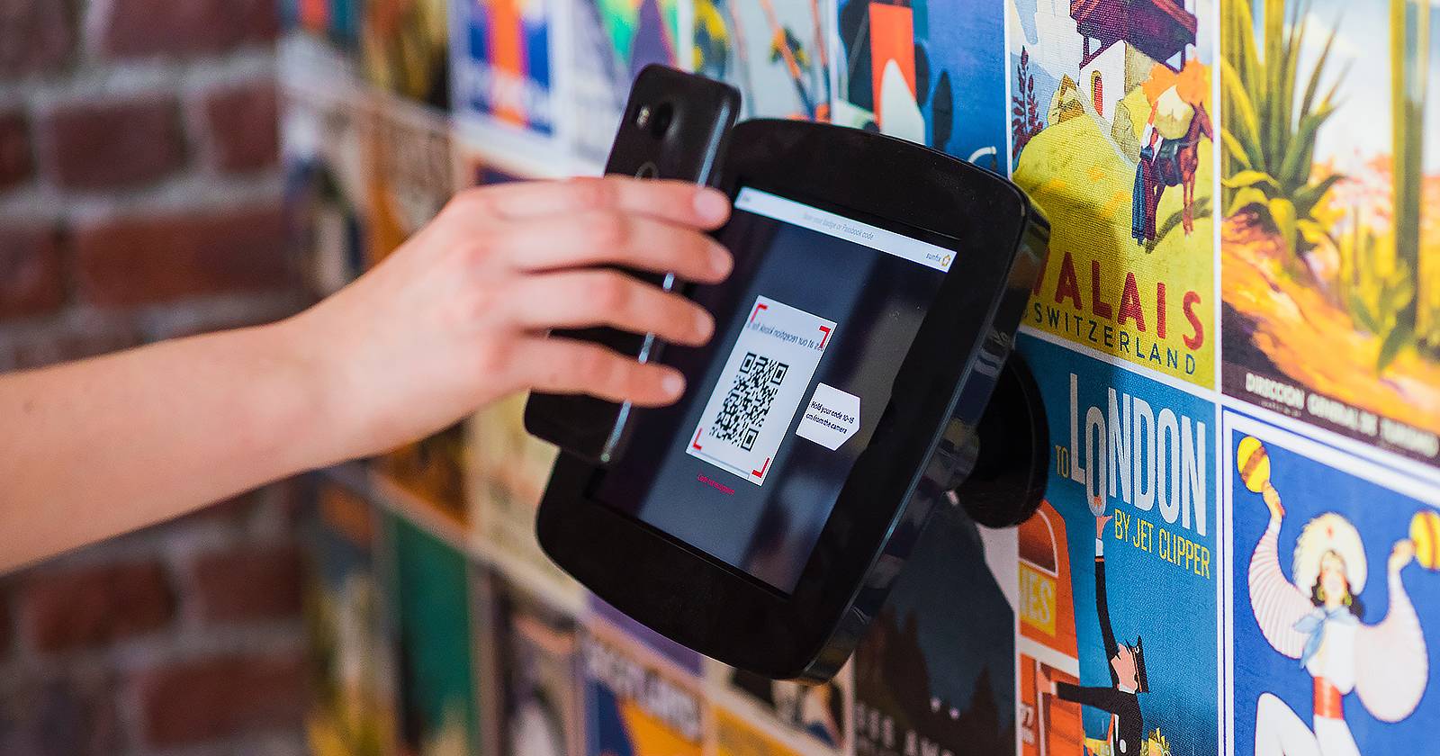 Человек, сканирующий QR‑код со смартфона.