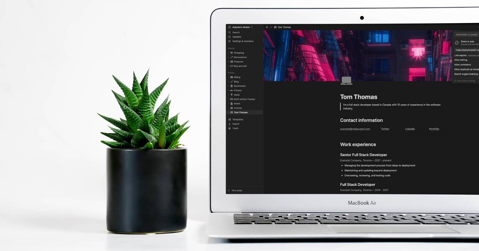 Ноутбук с онлайн-резюме на экране
