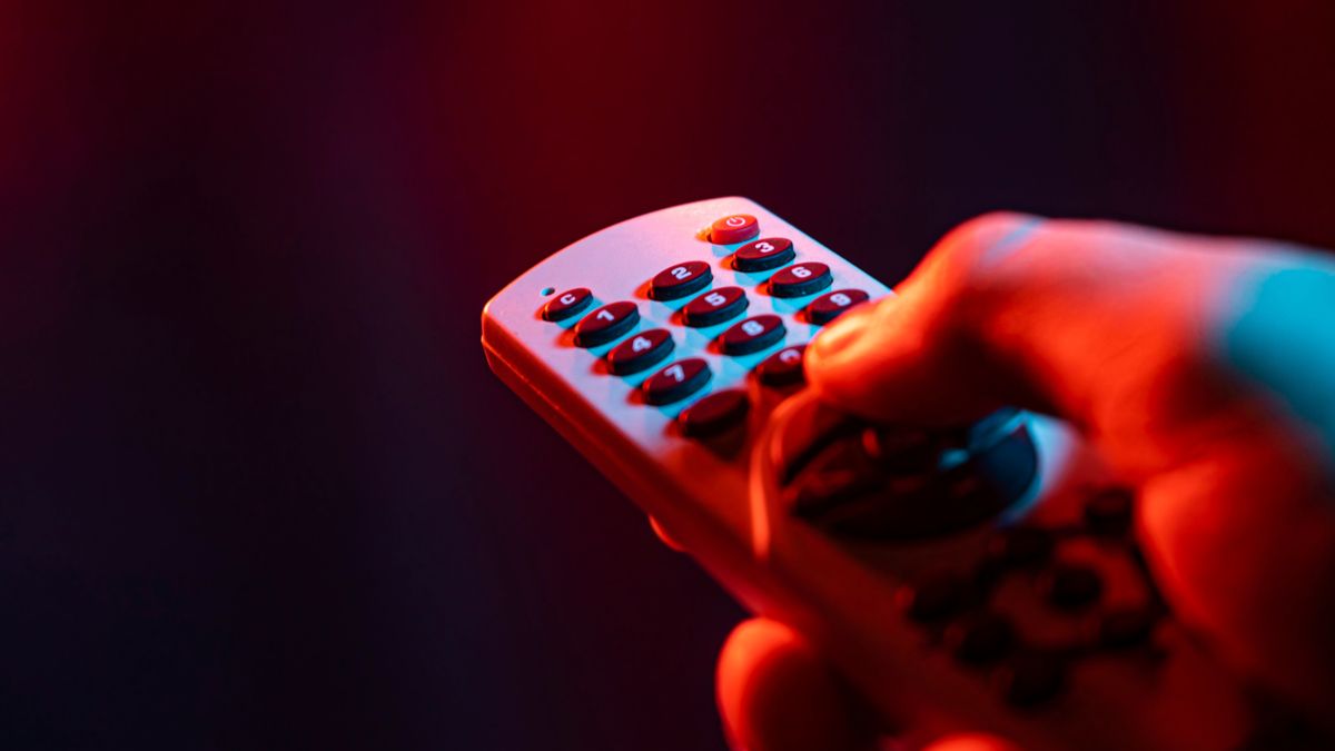 Пульт от телевизора крупным планом.