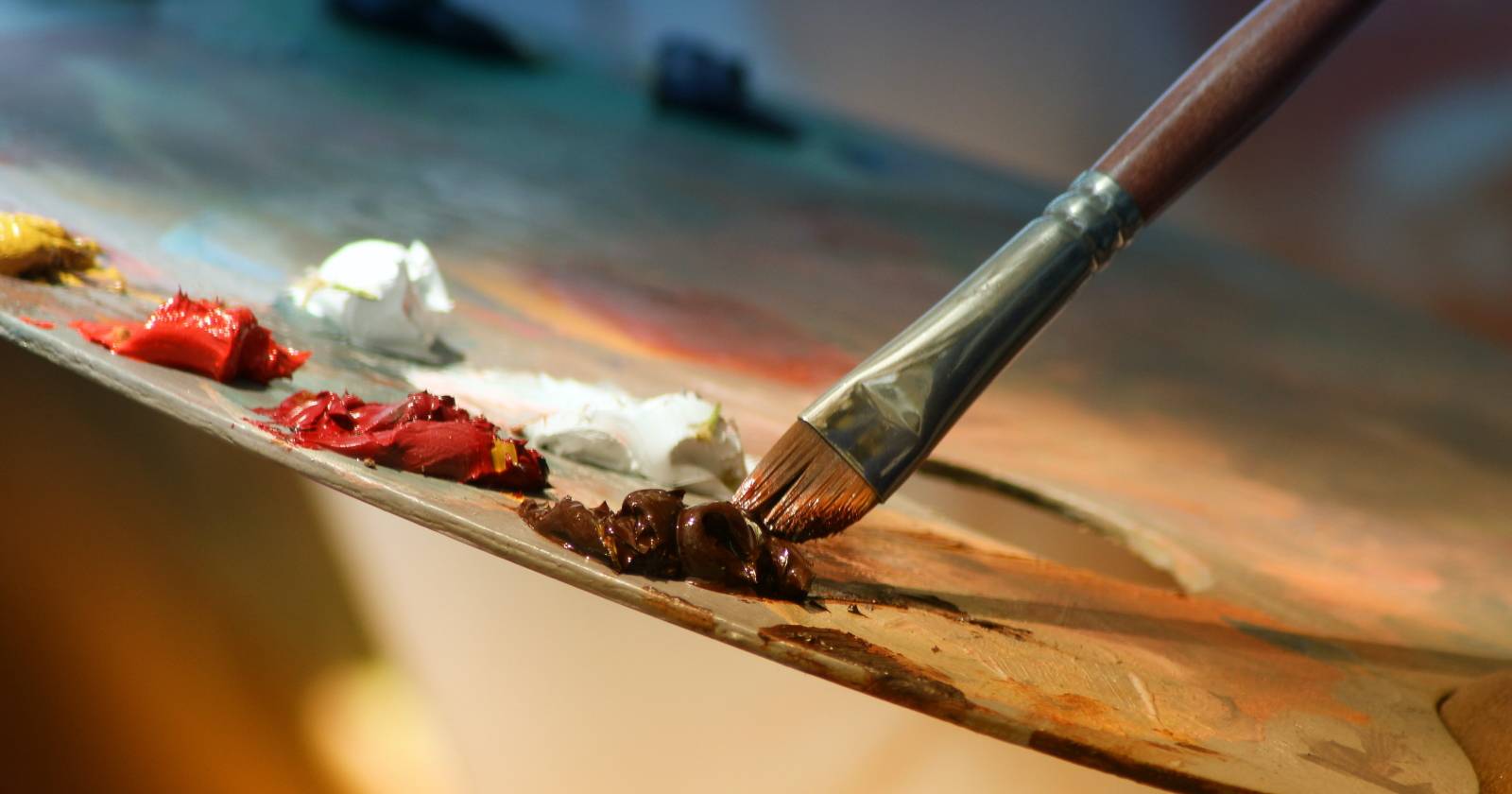 Кисть и краски на рабочем столе