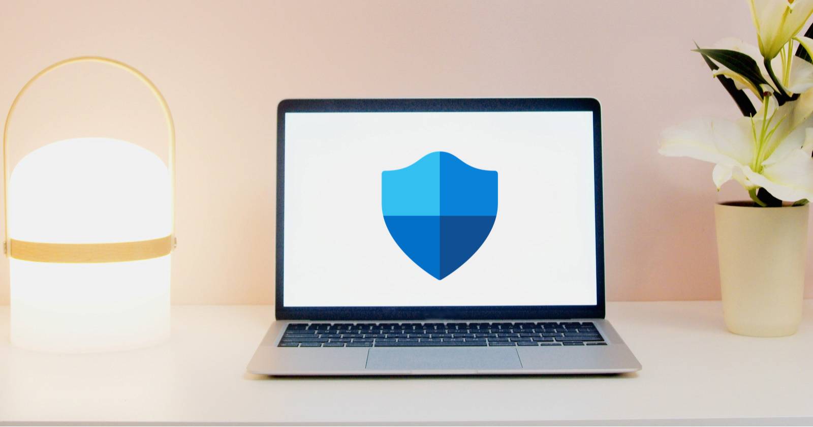 Ноутбук с белым экраном на серебристом корпусе