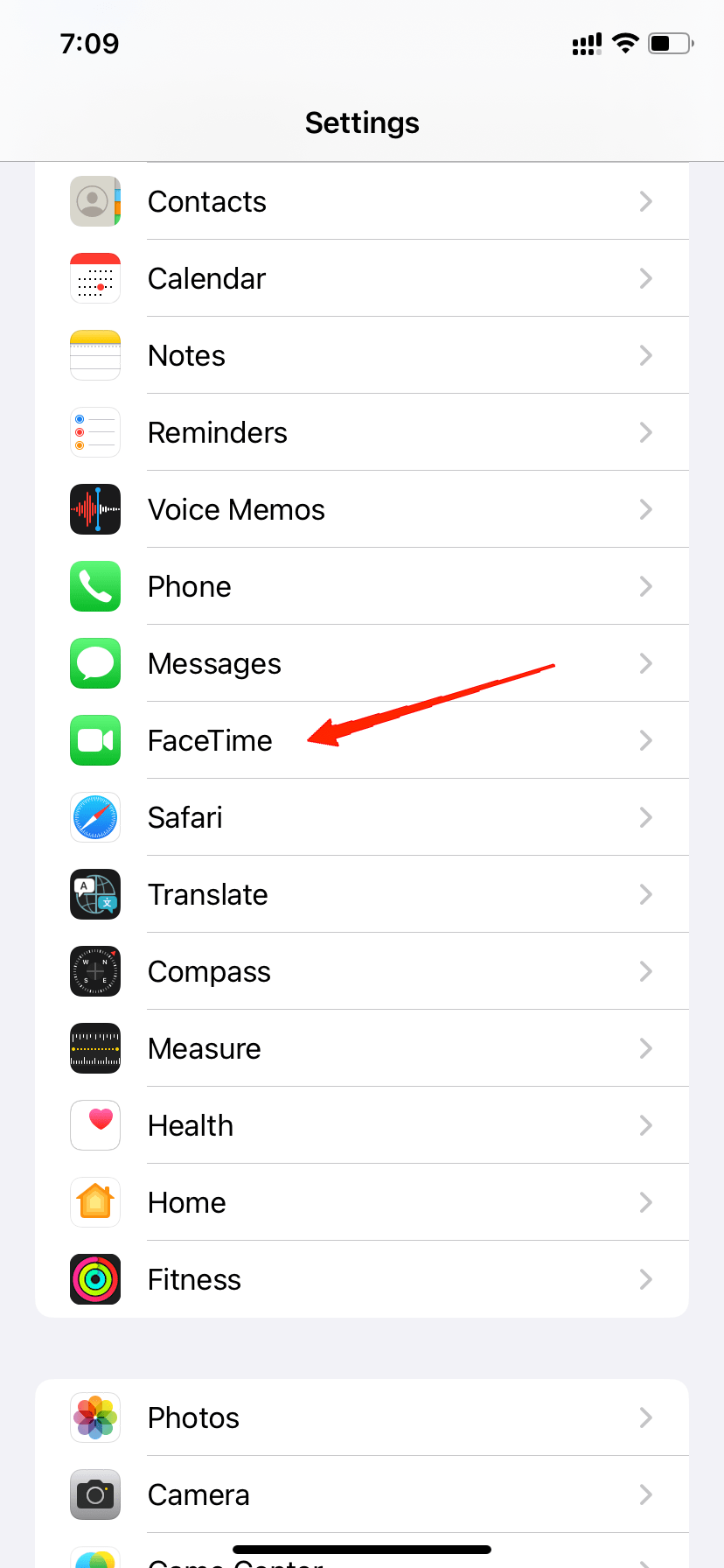 Прокрутите вниз и нажмите FaceTime