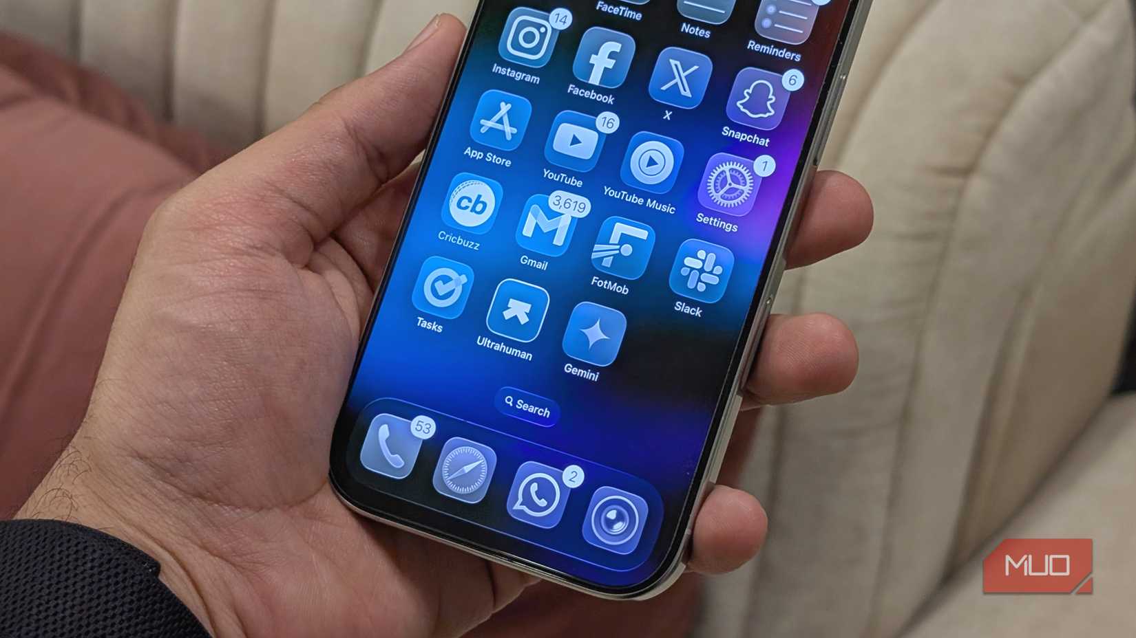 Дизайн Liquid Glass iOS 26 на экране «Домой»