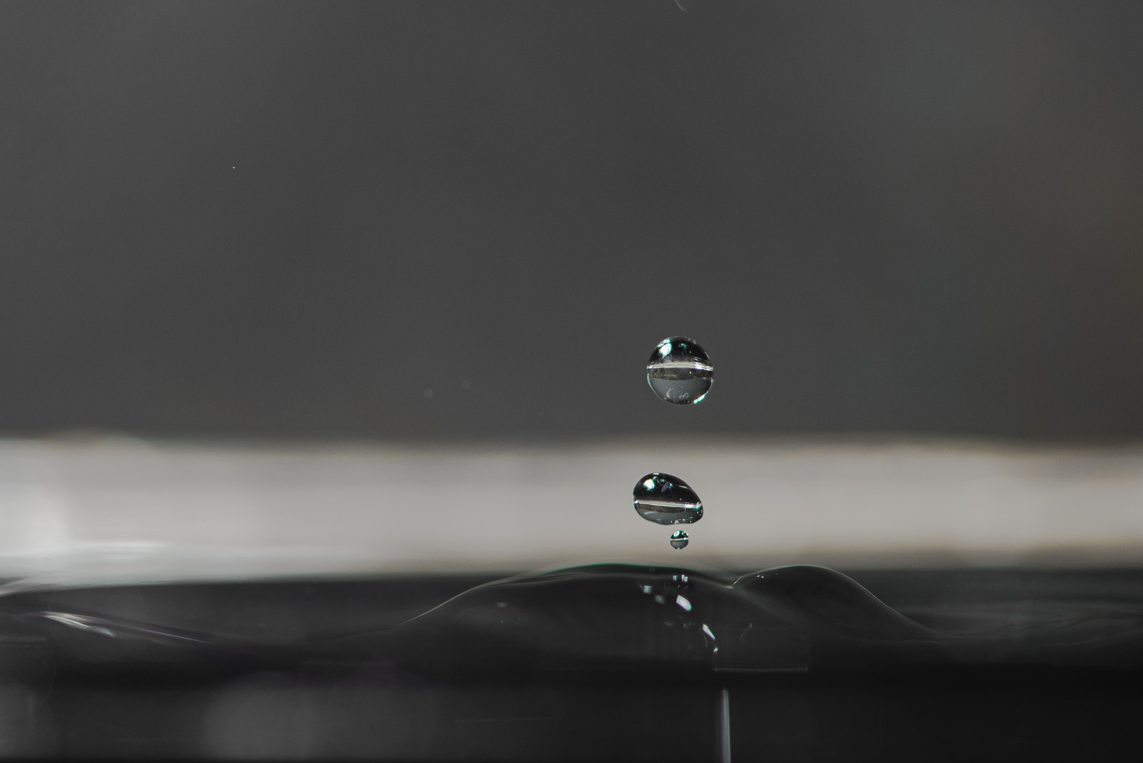 Капли воды на поверхности, отражения