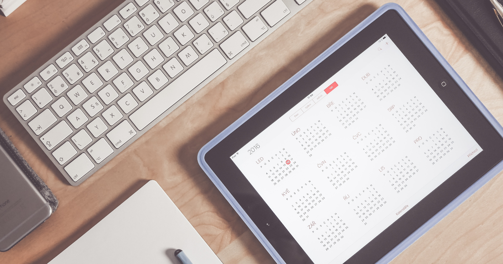 Календарь рядом со смартфоном на столе 