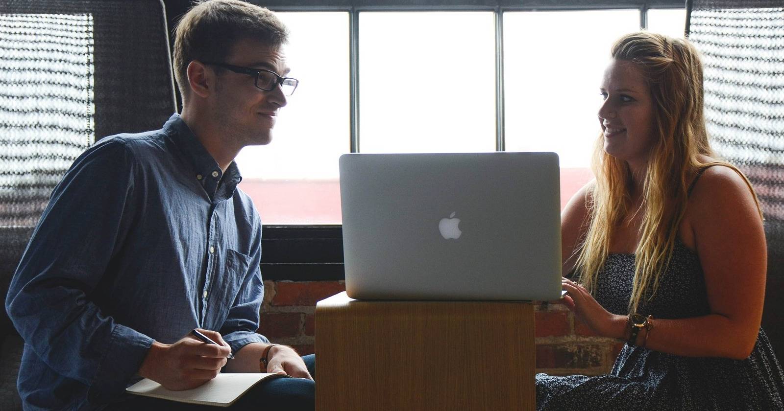 Коллеги в офисе за совместной работой