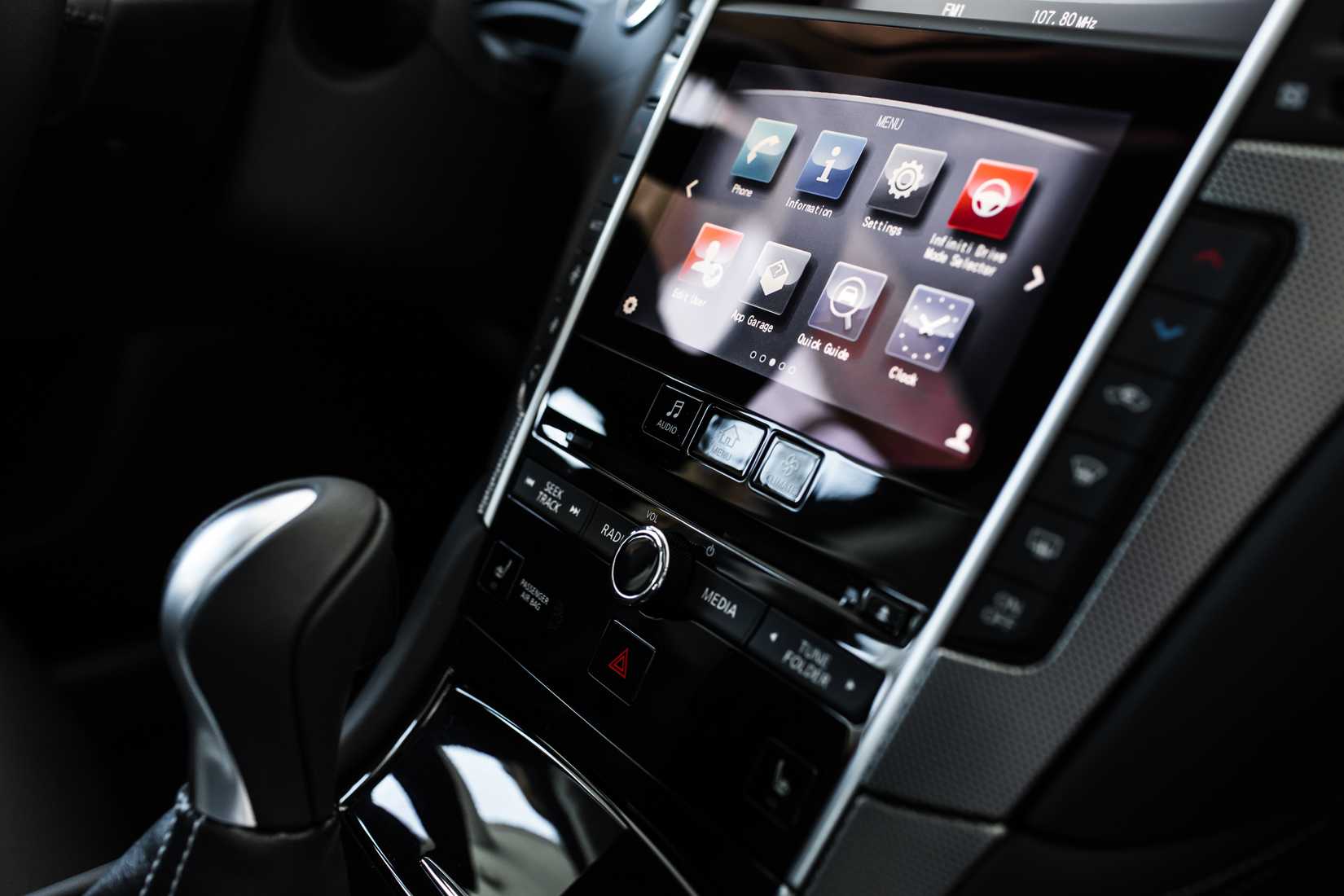 Информационно‑развлекательный экран в салоне современного автомобиля