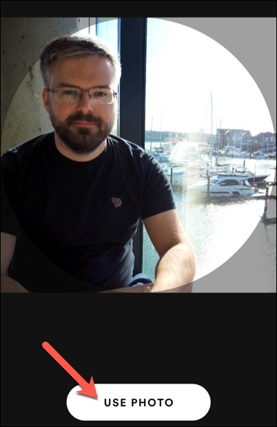 Переместите и масштабируйте изображение пальцем, затем нажмите «Использовать фото» для подтверждения