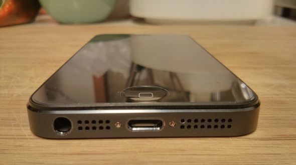 Фото: вид на нижнюю часть телефона с microUSB разъёмом