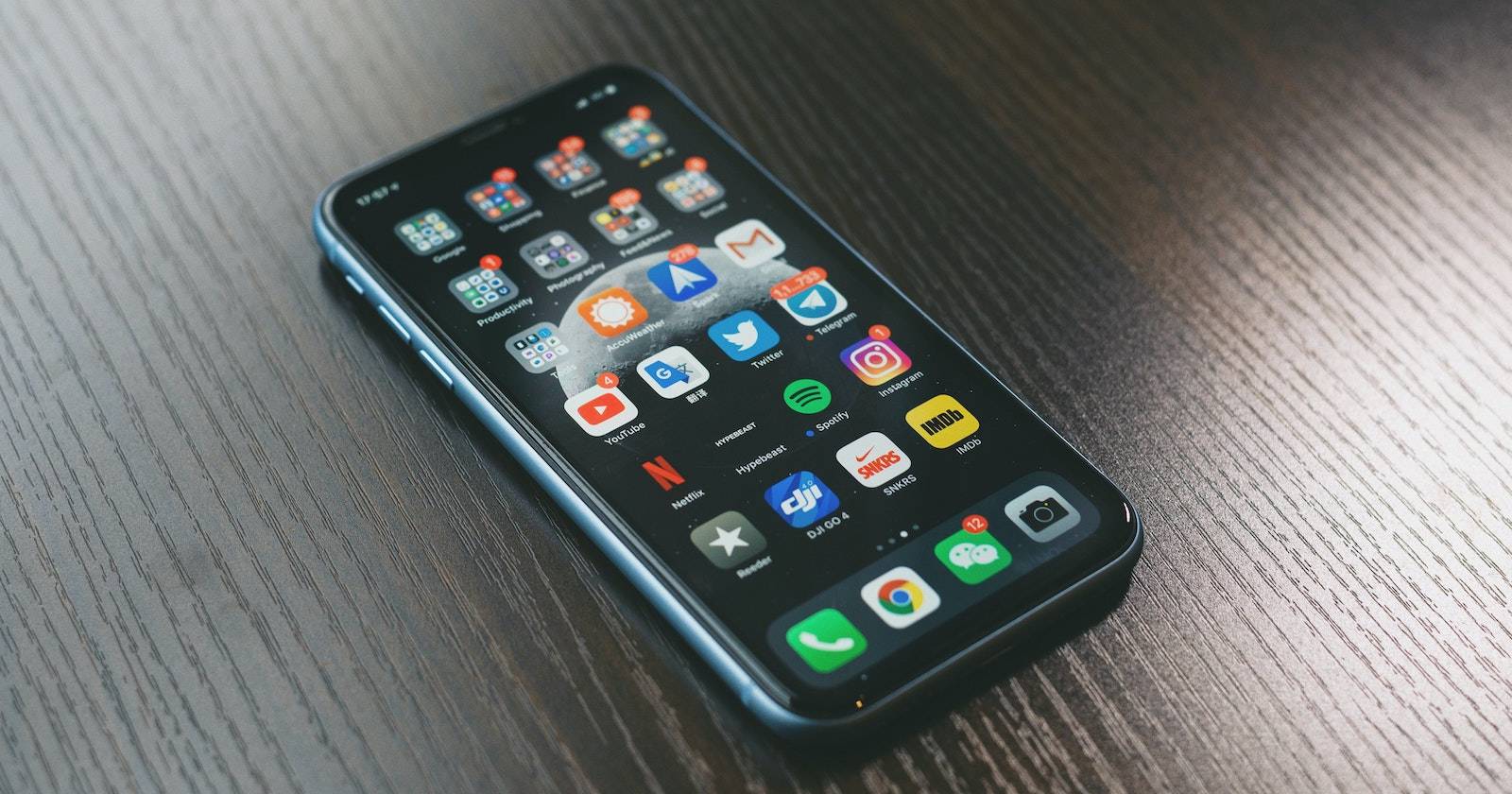 iPhone с иконками приложений и красными бейджами уведомлений