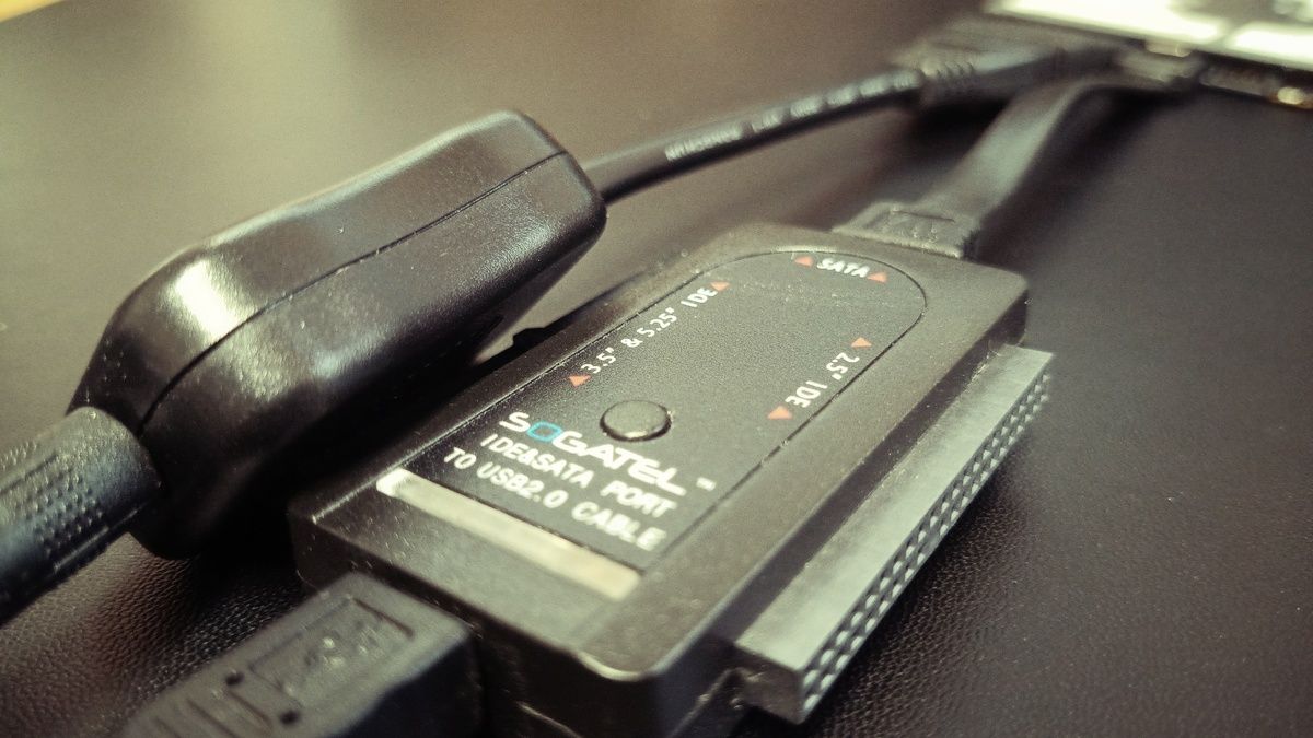 Подключение старого диска к компьютеру через USB‑адаптер