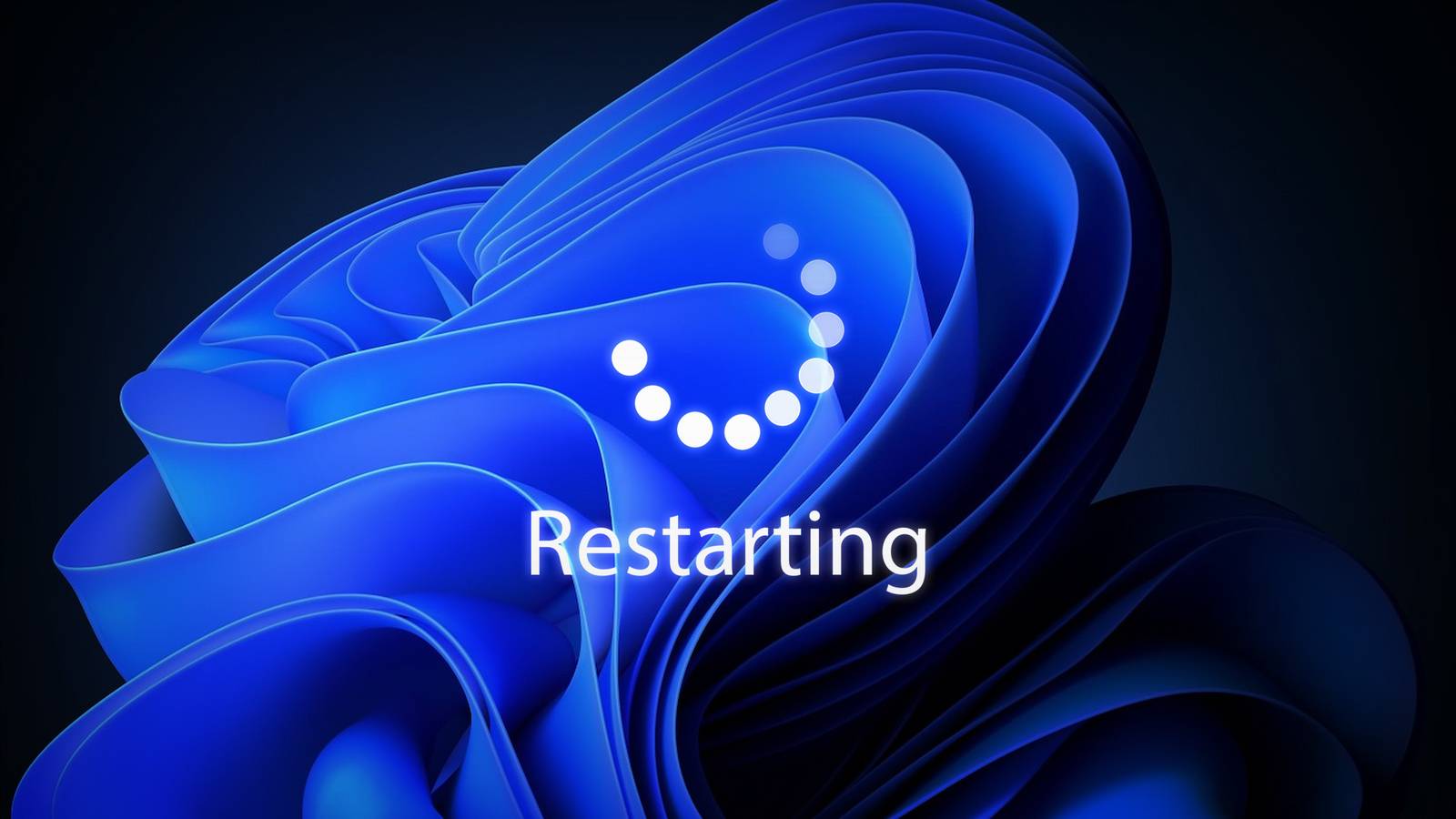 Экран Windows 11 с сообщением о перезагрузке и анимацией