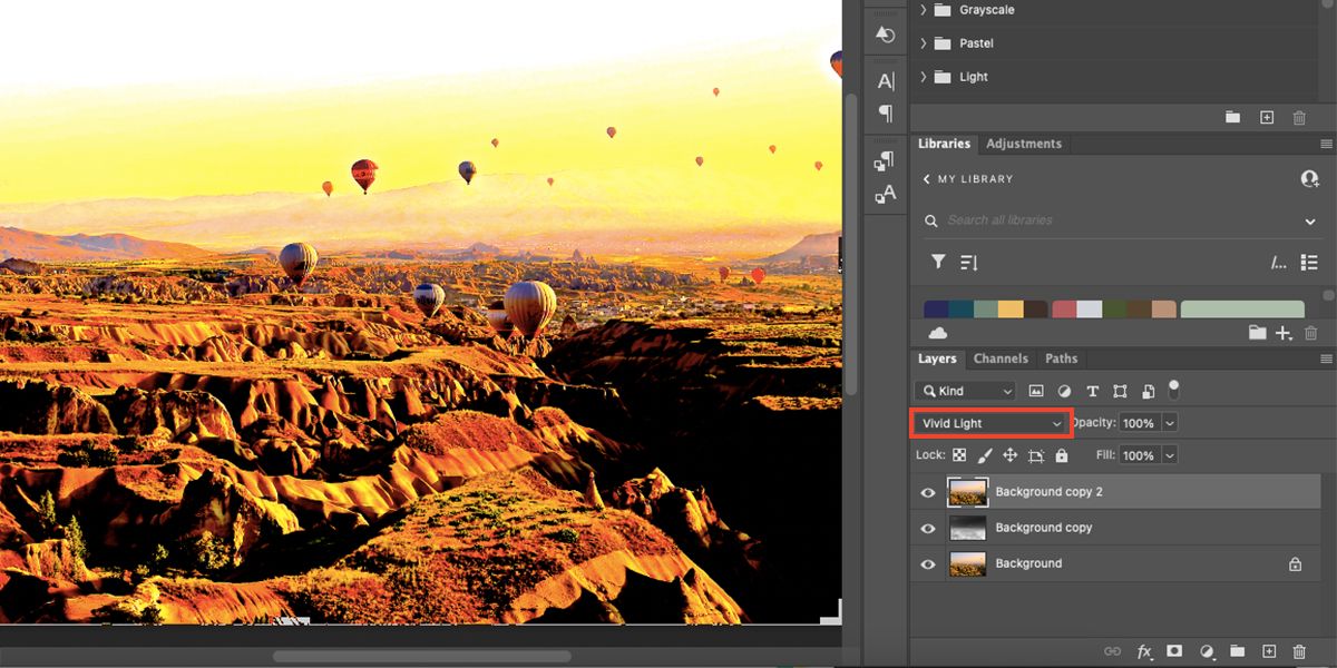 Палитра слоёв Photoshop с выбранным режимом Vivid Light и сниженной непрозрачностью.