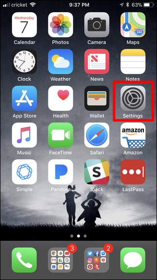 Экран «Настройки» на iPhone с выделенным пунктом «Аккумулятор»