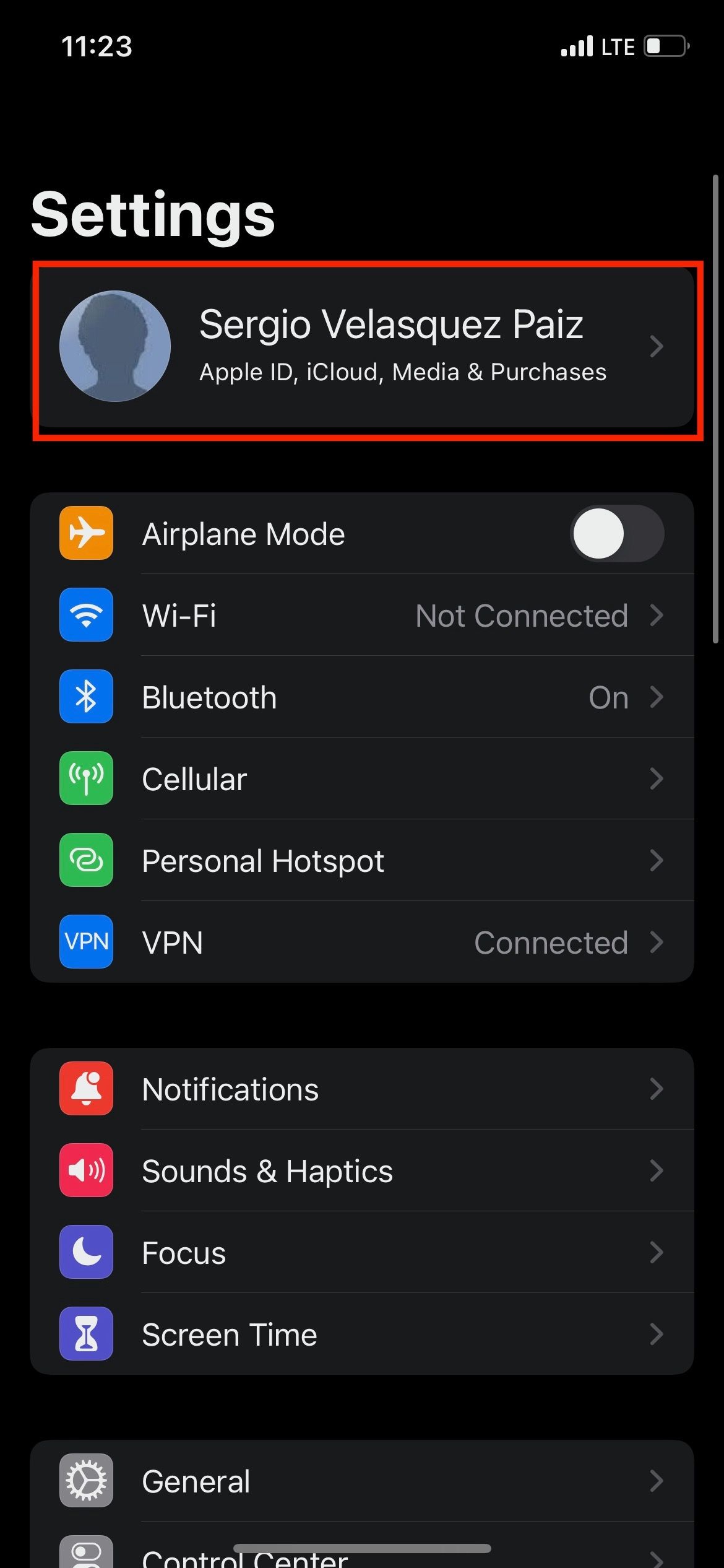 Экран настроек iPhone с аккаунтом Apple ID