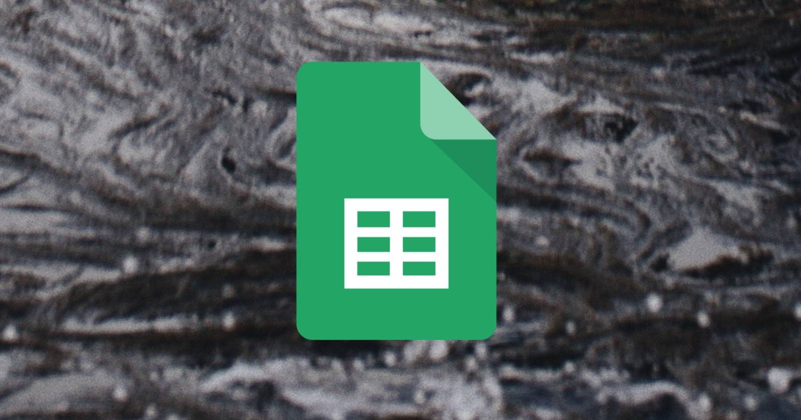 Логотип Google Sheets на водянистом фоне