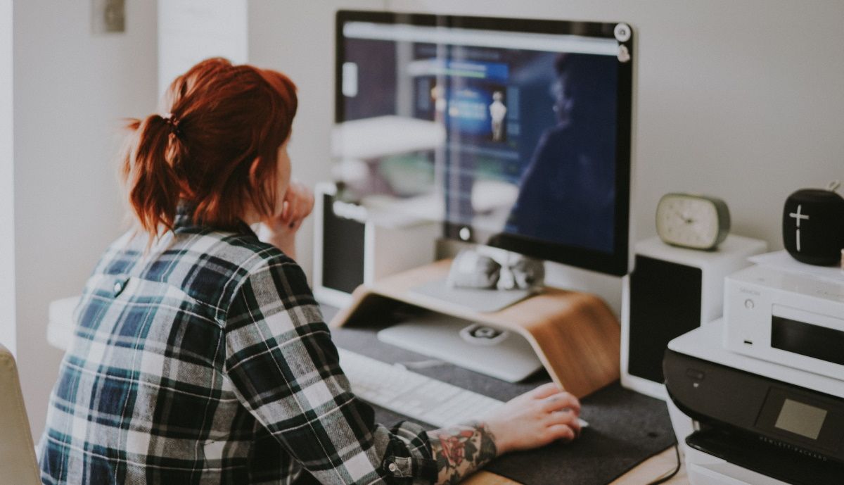 Женщина смотрит в экран компьютера