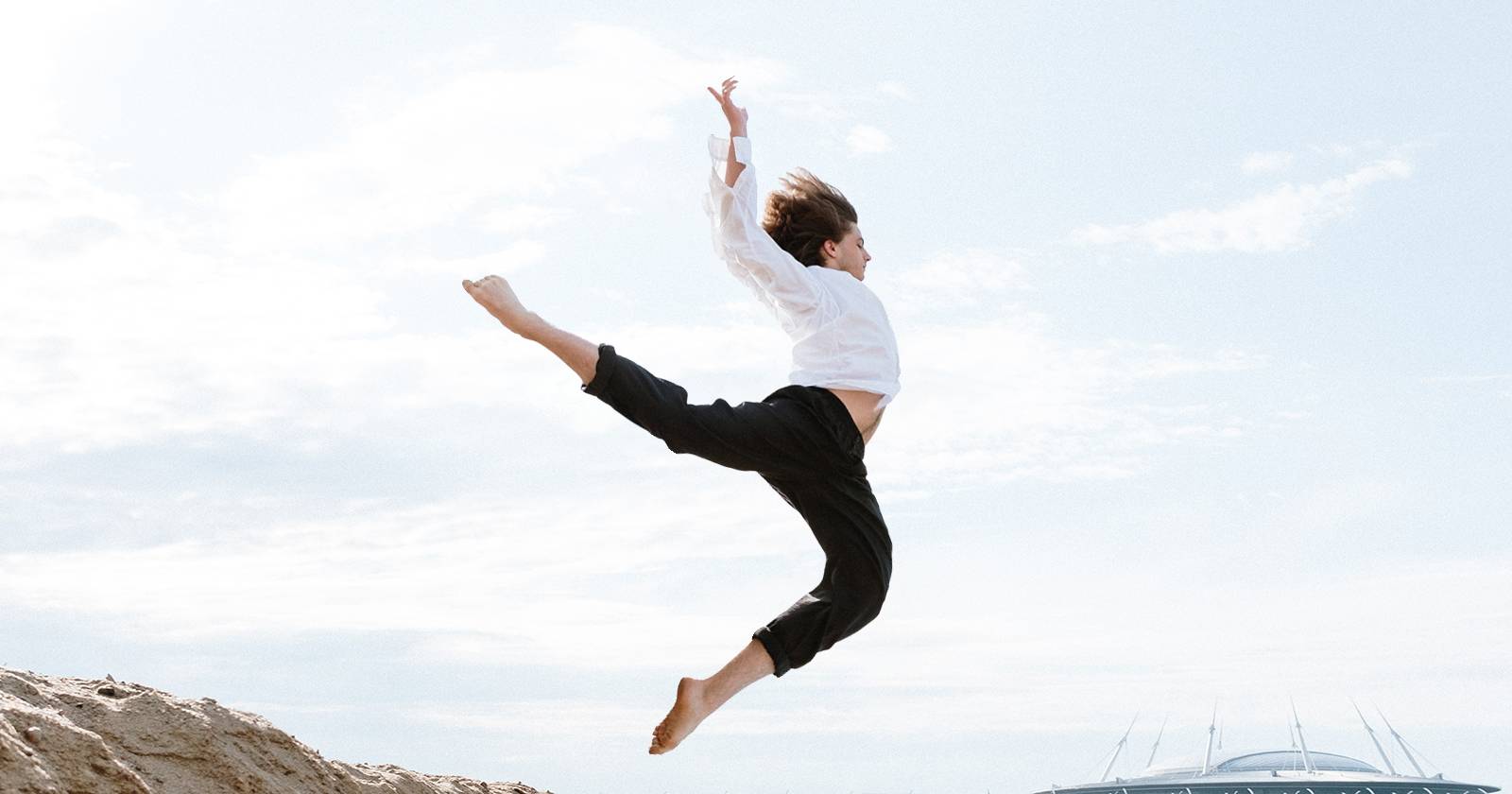 Танцор-мужчина в прыжке, снятый в движении