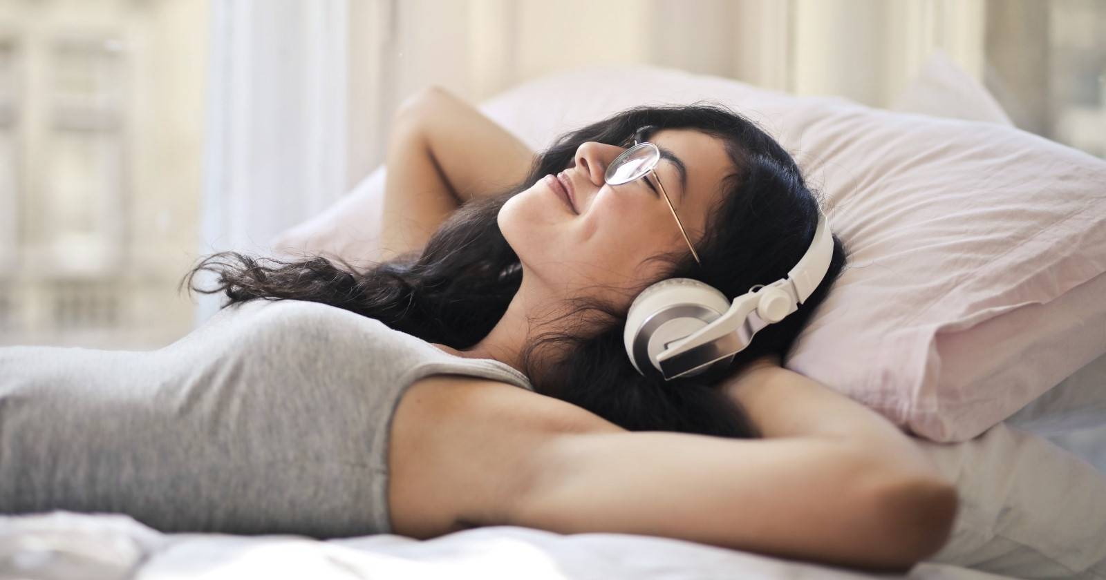 Как избавиться от Sunday Scaries и управлять тревогой, человек с телефоном и чашкой чая сидит у окна