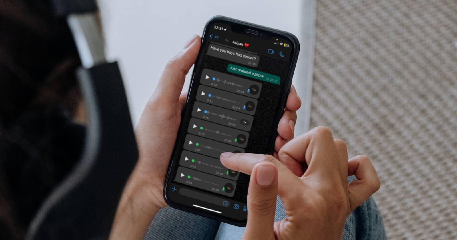 Женщина в наушниках слушает голосовые заметки в WhatsApp
