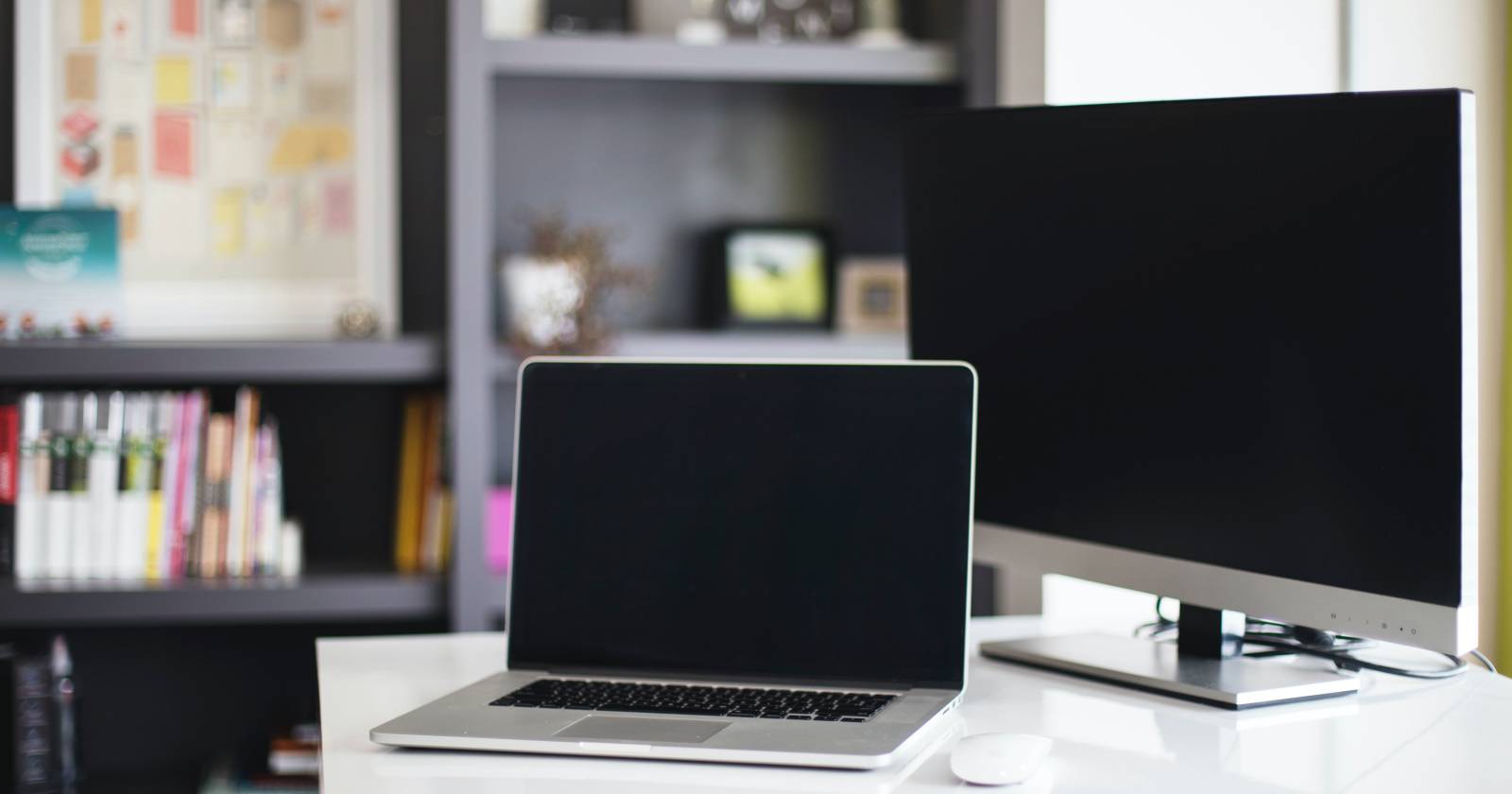 Ноутбук и настольный компьютер на белом рабочем столе