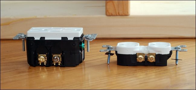 Сравнение глубины стандартной и USB-розеток; USB-версия заметно толще