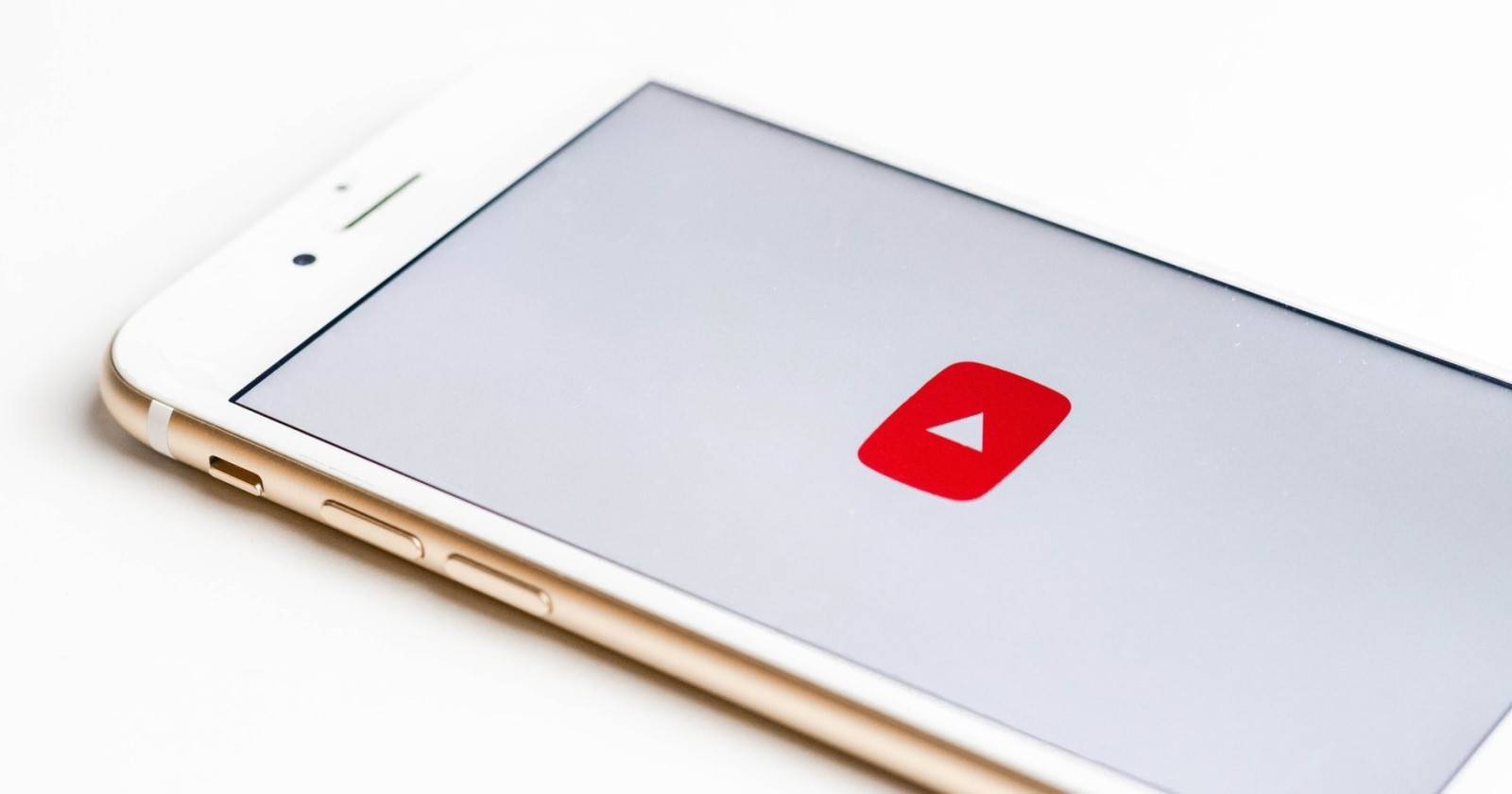 Интерфейс YouTube на iPhone с выделенной кнопкой «Библиотека»