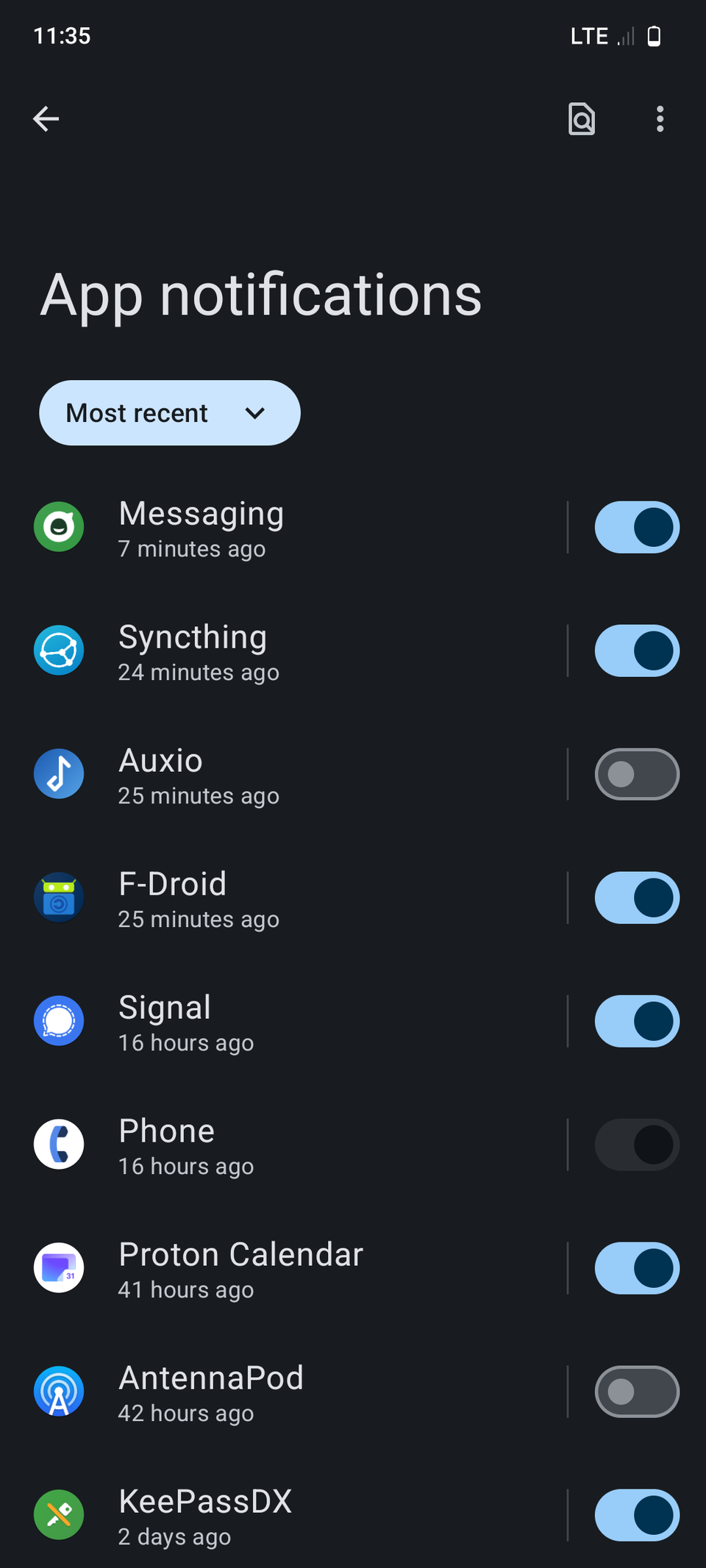 Список настроек уведомлений приложений на Android.