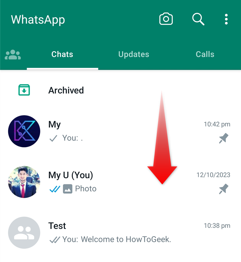 Иллюстрация жеста свайп‑вниз в меню чатов WhatsApp
