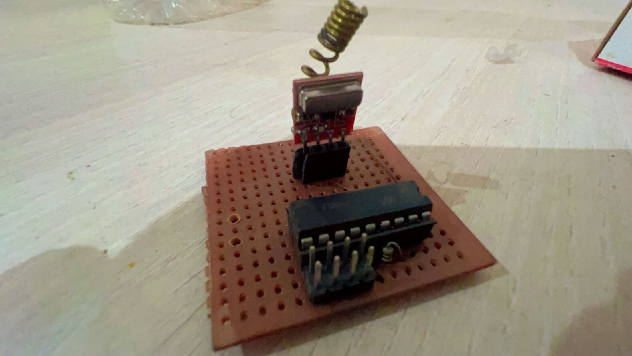 Готовая сборка передатчика 433 МГц на макетной плате