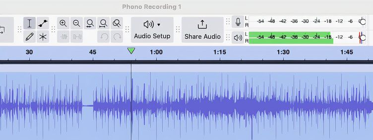 Audacity — контроль уровней записи.