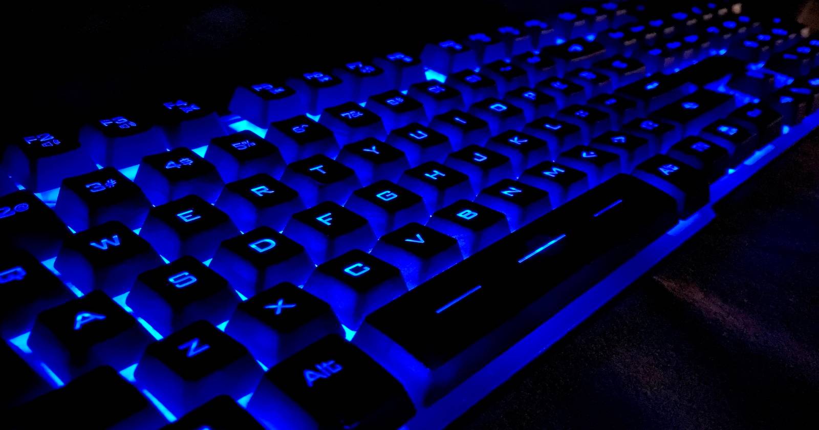 сломанная клавиатура с оторванной клавишей