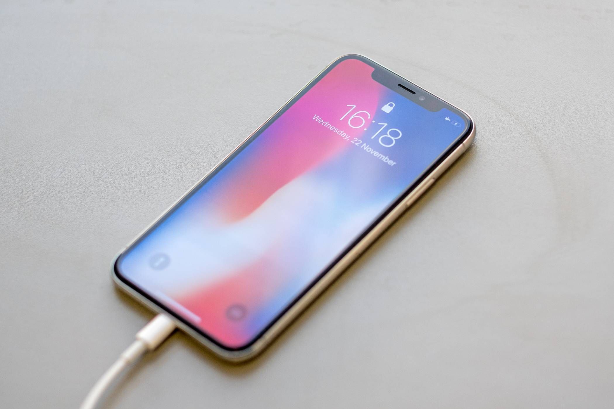iPhone, подключённый зарядным кабелем