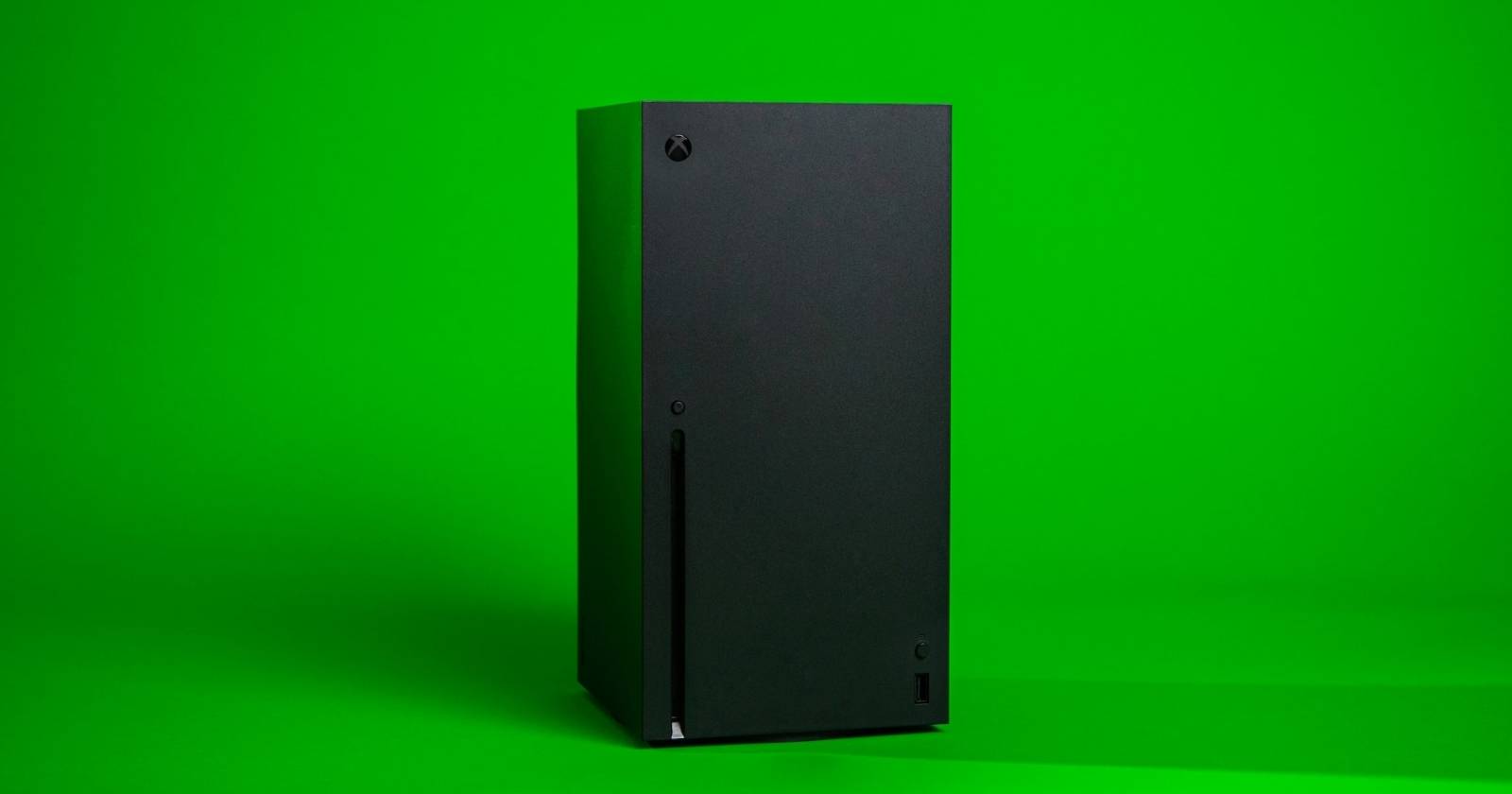 Фотография консоли Xbox Series X на зеленом фоне
