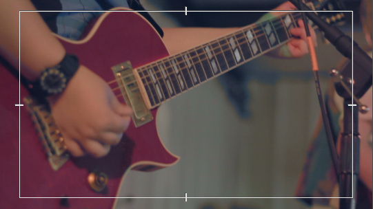 Скриншот кадра со сдвигом теней в синий и бликов в тёплый тон