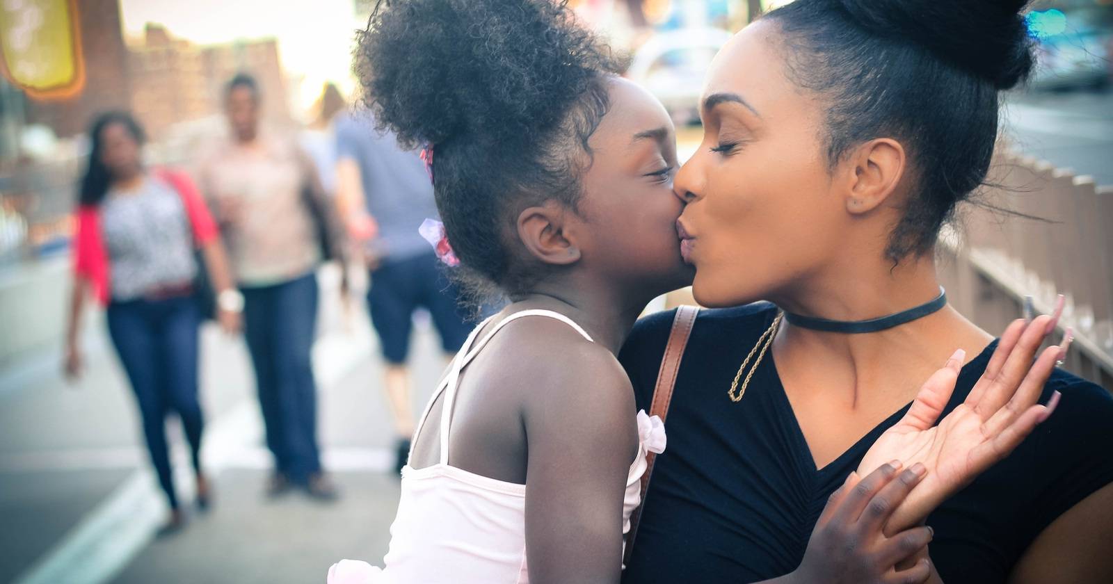 Мать и дочь, обнимающиеся