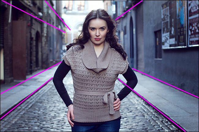 Уличный кадр с добавленными линиями, ведущими к модели