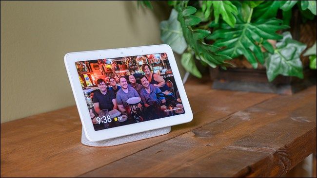 Семья использует Google Nest Hub на кухне
