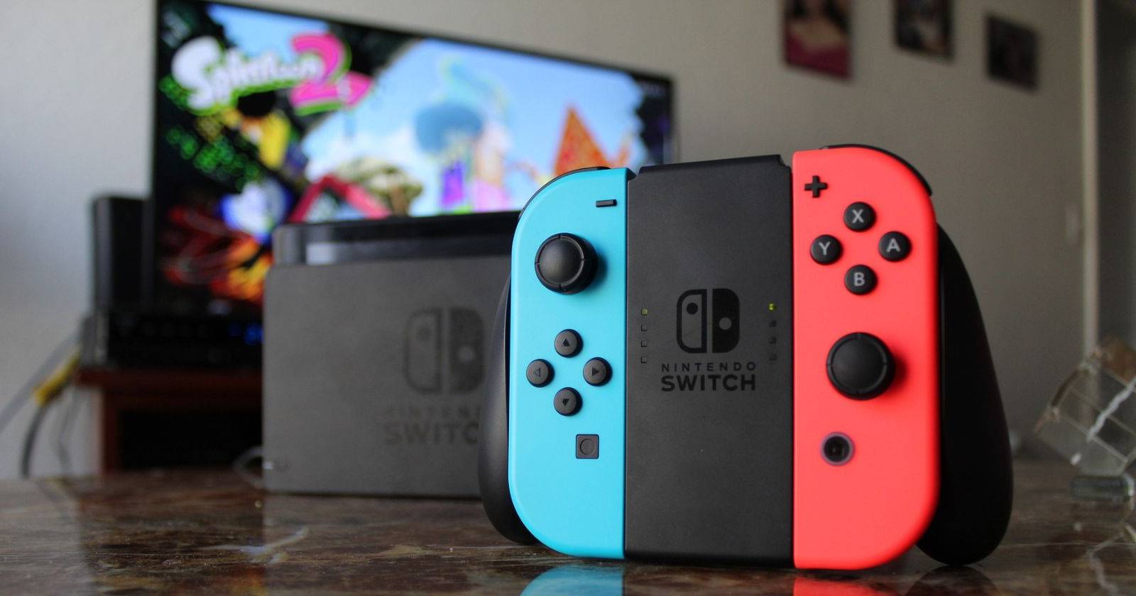 Nintendo Switch на полу рядом с док-станцией