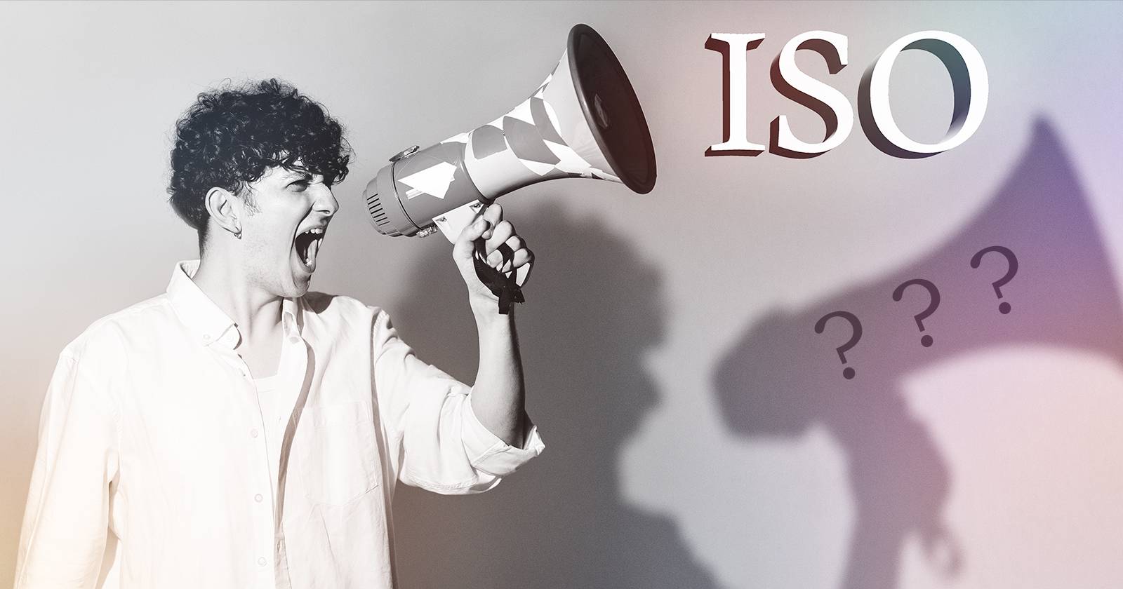 Человек, говорящий через мегафон