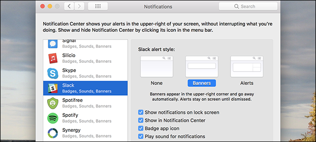 MacBook с Центром уведомлений macOS