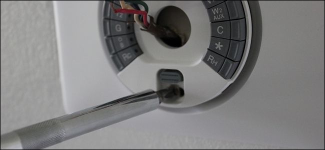 Открутите винты, чтобы снять настенную панель